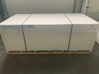 Promatova PROMATECT®-AD laka protivpožarna ploča u belom pakovanju, dimenzija 250x120x40 cm, stoji na drvenoj paleti.