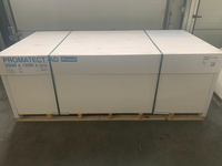 Promatova PROMATECT®-AD laka protivpožarna ploča u belom pakovanju, dimenzija 250x120x40 cm, stoji na drvenoj paleti.