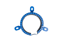 Pogled odozgo na zupčasti Promastop®-FC protivpožarni završetak plave boje za cevi sa tri ravnomerno raspoređene alke