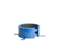 Izgled plave Promatove Promastop-FC6 protivpožarne obujmice za zaštitu plastičnih cevi sa alkama i zupčastim završetkom