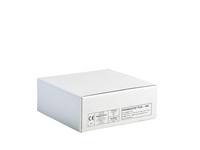 Slika kartonske embalaže bele barve, v kateri so shranjene požarne objemke PROMASTOP®-FC6 za plastične cevi.