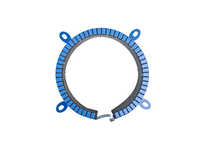 Slika modre požarne objemke PROMASTOP®-FC6 za plastične cevi, izdelane iz prašnobarvanega nerjavnega jekla s posebnim intumescentnim vložkom.
