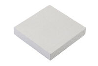 Slika bele lahke požarne plošče PROMATECT®-L500, narejene na silikatni osnovi s cementnim vezivom.