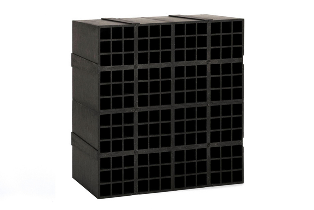 Na slici je PROMASTOP®-IM Grille sustav intumescentnog brtvljenja za ventilacijske otvore crne boje.