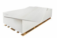 Na slici su bijele PROMATECT®-XS protupožarne ploče poslagane na paletu. Jedna ploča je izvučena. 